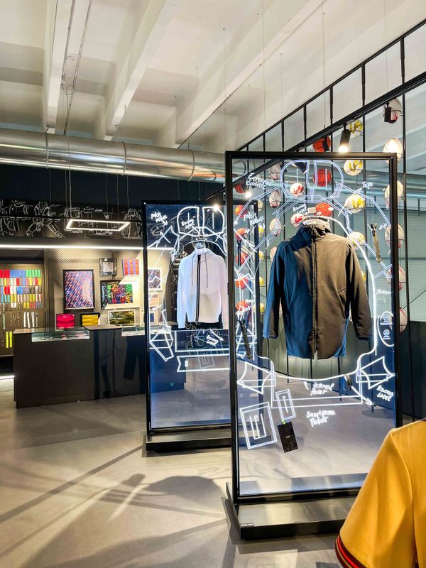 Usine et magasin Macron, équipement de football