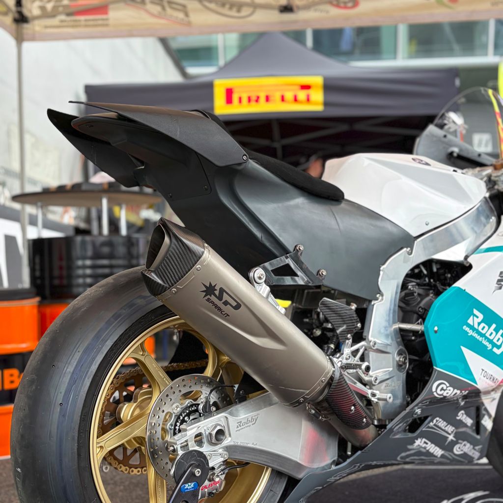 Moto de compétition équipée d'un silencieux Spark Force EVO sur circuit
