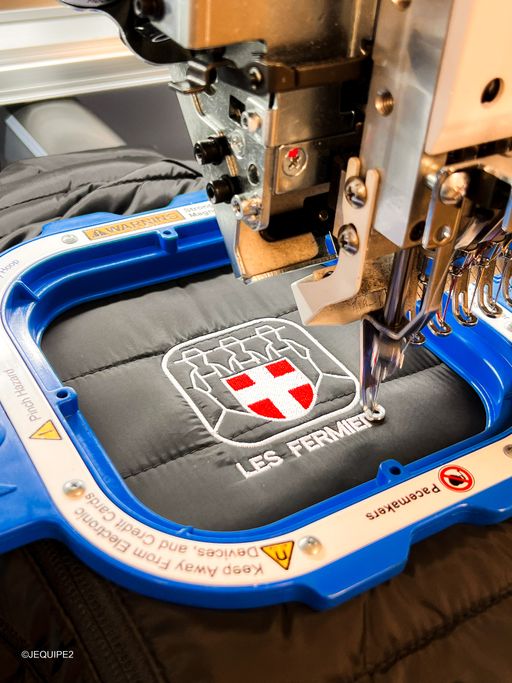 Broderie de logo sur doudoune sans manche pour les fermiers savoyards